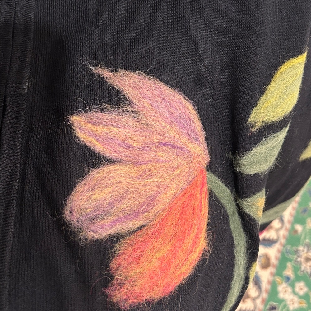 Vintage beautiful zip up sweater embellished with beautiful flowers.  size M. - Picture 10 of 10
